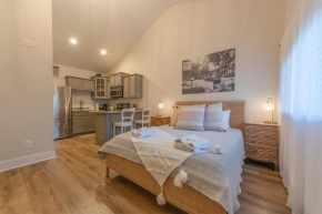 Arrowhead #4 - Walking distance to downtown Saugatuck, Updated studio